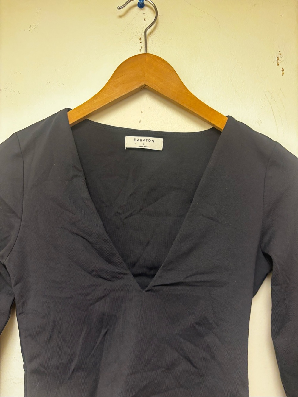 Babaton Contour V Neck Longsleeve Top - Picture 6 of 11